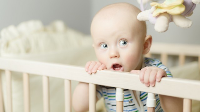 ребенок в кроватке