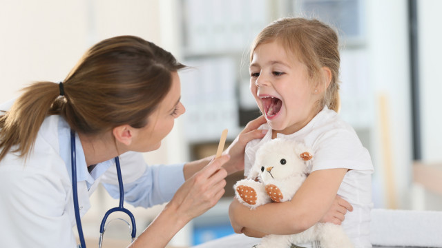 додктор смотрит горло ребенка