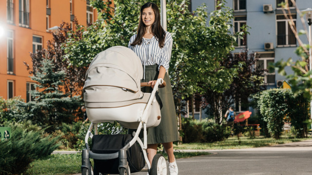 девушка с коляской в городе