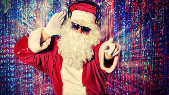 Маэстро, музыку! ТОП- 7 клипов, под которые  готовить новогодний стол