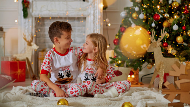 дети в новогодних пижамах