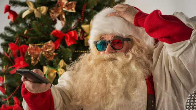 дед мороз смотрит телевизор