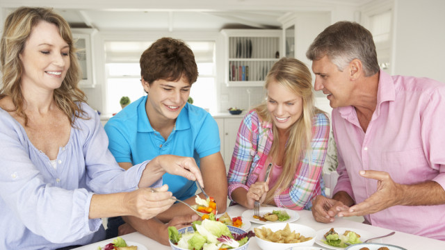 «Я не з вами!» Що робити, якщо підліток не хоче підтримувати сімейні традиції, але потрібно?