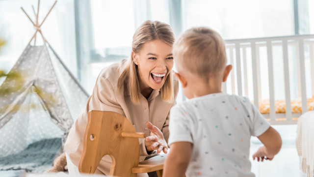 мама играет с малышом