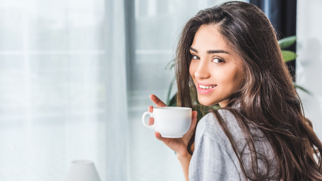 девушка пьет кофе чай