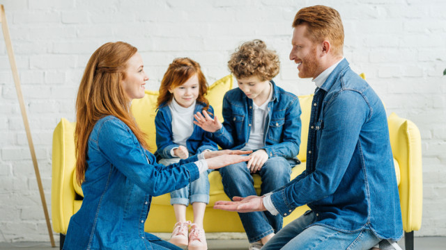 семья в джинсовых куртках рыжие