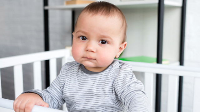 Метеозависимый младенец: как и почему дети реагируют на смену погоды?