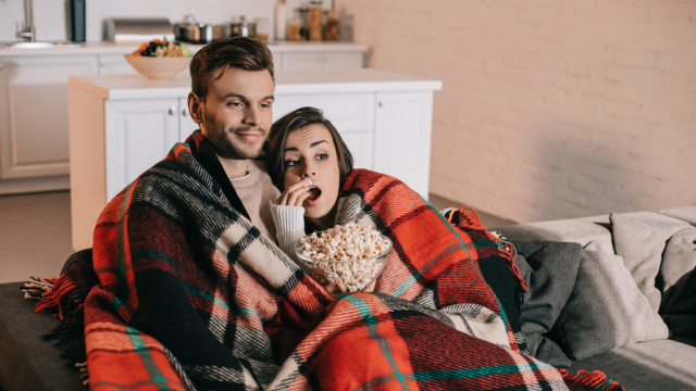 пара смотрит фильм попкорн