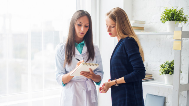 грустная девушка у врача