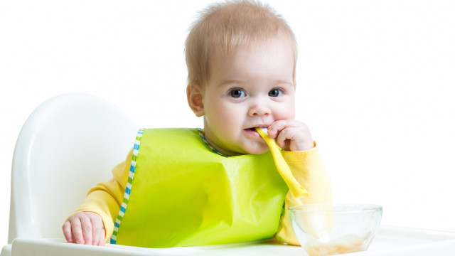малыш ест прикорм