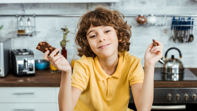 мальчик ест шоколад