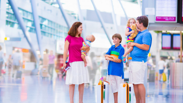 семья в аэропорту