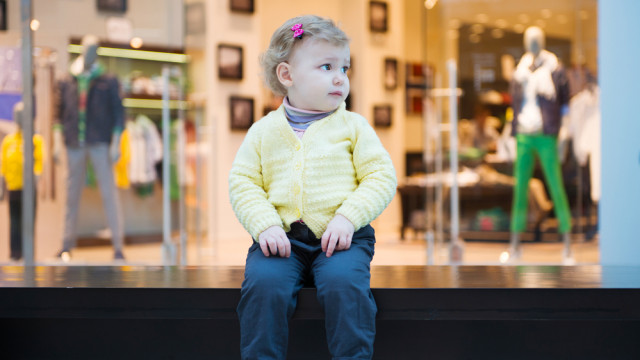 девочка грустит в магазине потерялась