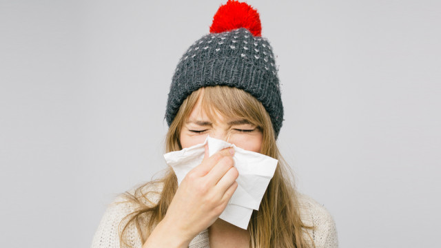 девушка высмаркивается