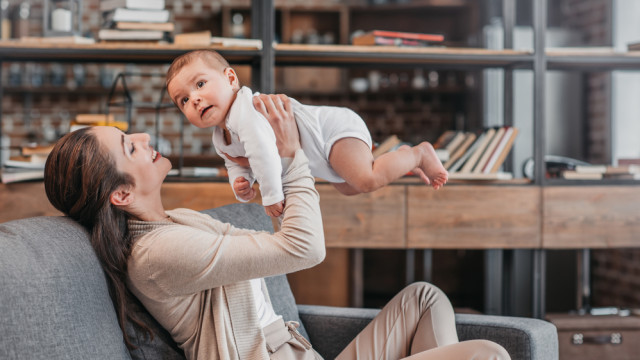 молодая мама с ребенком