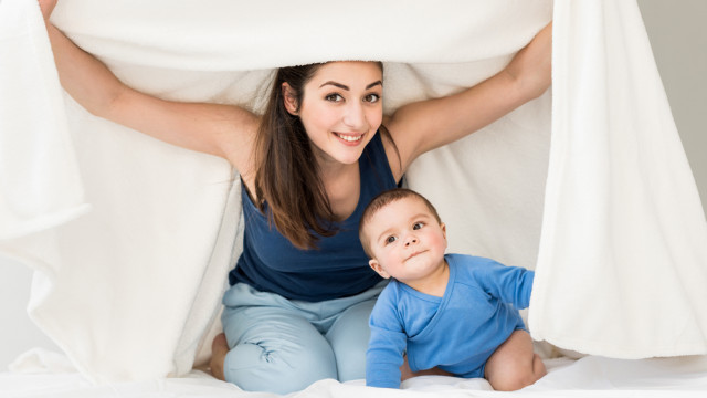 мама с малышом под простынью