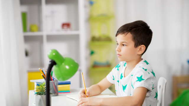 мальчик делает уроки