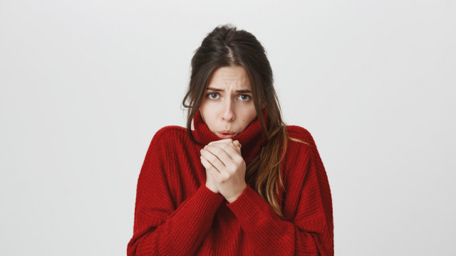 девушка в свитере замерзла