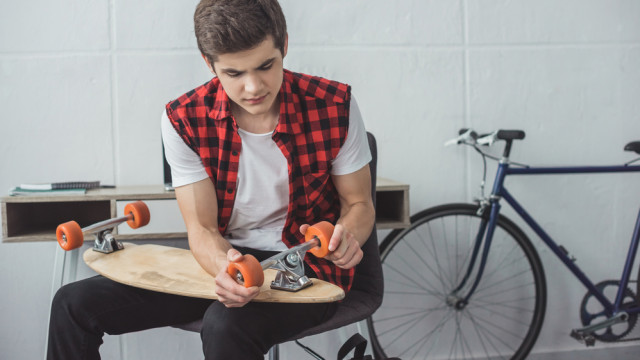 мальчик со скейтом, безопасность детей на велосипеде