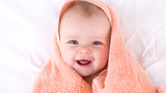 малыш в полотенце новорожденный