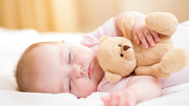 новорожденный с медвежонком