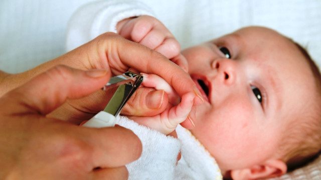 Маникюр и педикюр для новорожденного: как делать правильно?