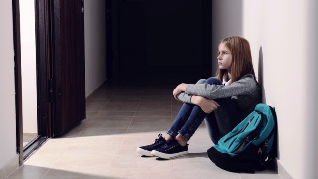 Папа наказал дочку за буллинг: неоднозначное видео в котором больше вопросов, чем ответов