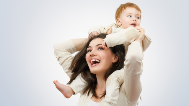 счастливая мама и малыш