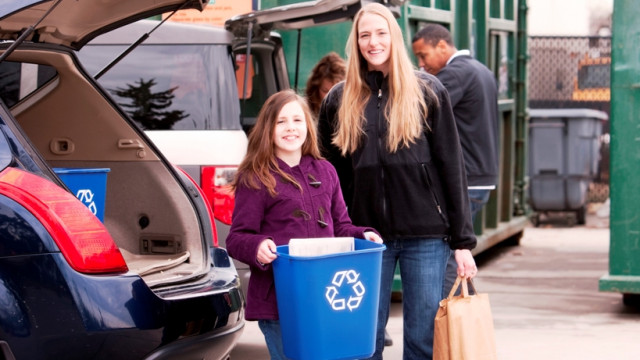 В Киеве открылся уникальный магазин, в котором можно сдать мусор и купить экотовары