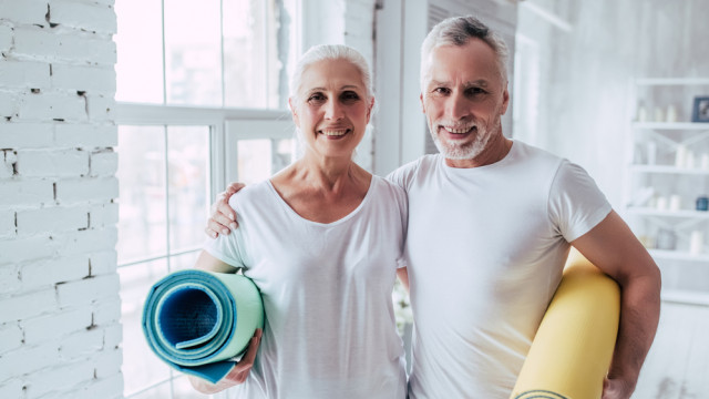 Бабуся та дідусь здорові та веселі: переконлива причина подарувати їм абонемент у спортзал