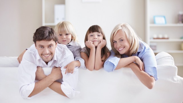 Щасливі батьки і діти в вітальні