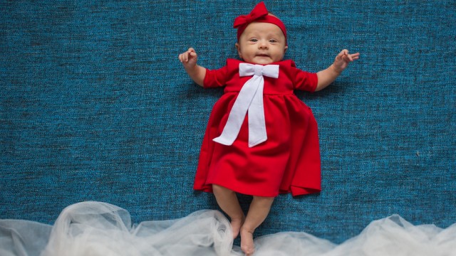 маленькая девочка в красивом платье