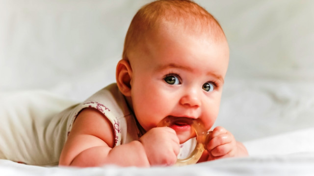 Перші зубки малюка: як допомогти справитися з болем