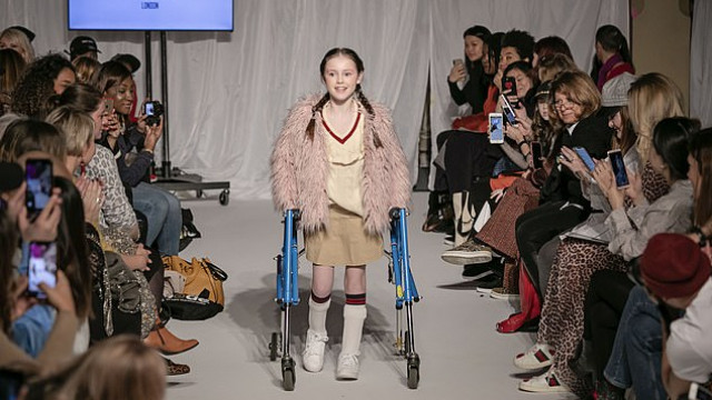 девочка на инвалидной коляске на показе мод
