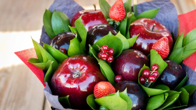 Букеты из конфет, фруктов, игрушек: альтернатива срезанным цветам на 8 марта