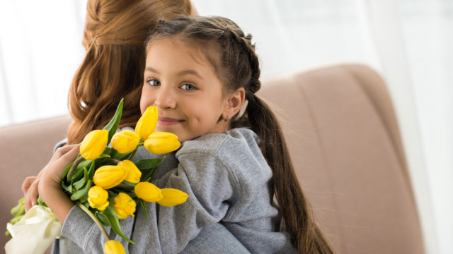 Не только духи и цветы: подарки современным девочкам на 8 марта
