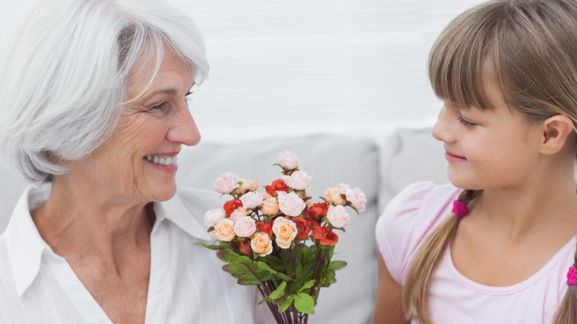 что подарить на 8 марта бабушке