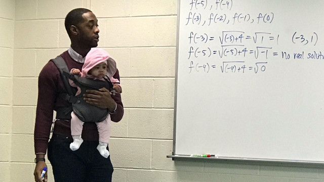 Підтримка освіти: вчитель провів урок з донькою студента на руках