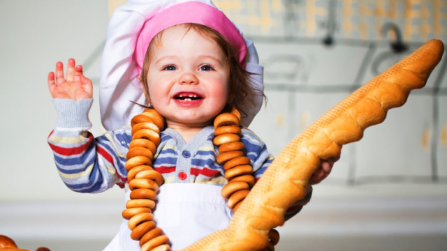 Батоны, бублики, сухарики: правила введения хлеба в детский прикорм