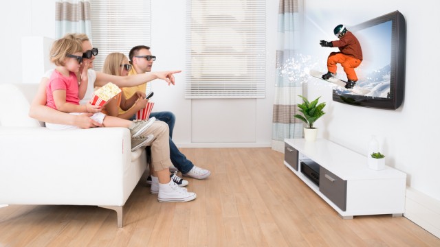 Семья смотрит телевизор