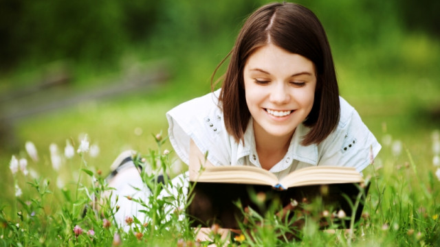 девушка читает книгу