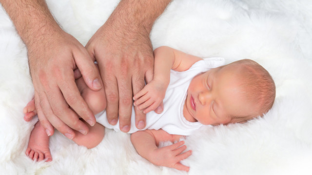 "Тигр на ветке": поза, которая облегчит колики - специально для пап и мам