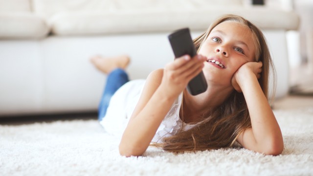 Ребенок смотрит телевизор