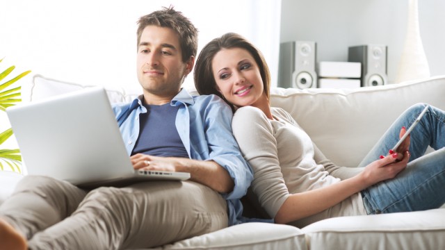 Пара с гаджетами 