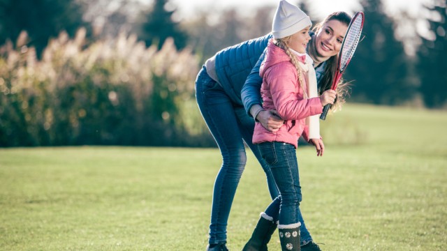 Мама вчить дочку бадмінтону