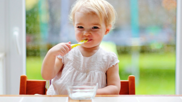 Кефір, творог, сметана: коли та як вводити у прикорм кисломолочні продукти?