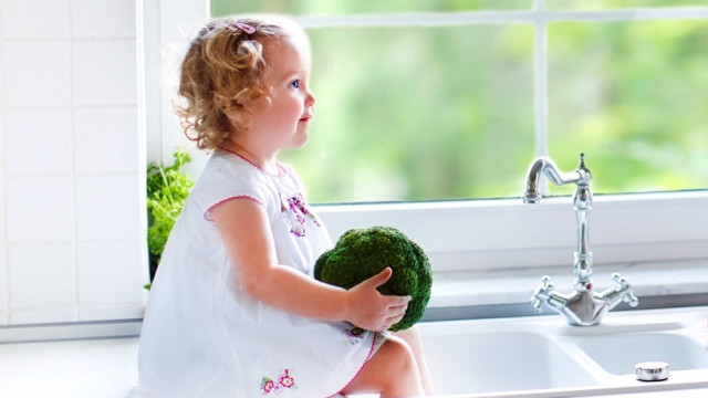 Достали конфеты! Хочу брокколи! – смешное видео о детских пищевых пристрастиях