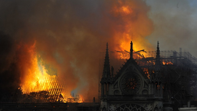 горит нотр дам