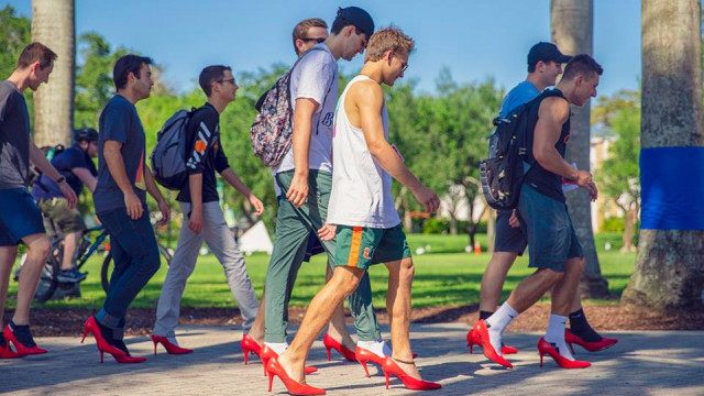 марш мужчин в женских туфлях