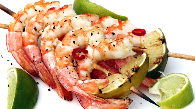 Не только мясо: 3 рецепта очень вкусных блюда на мангале - креветки и семга